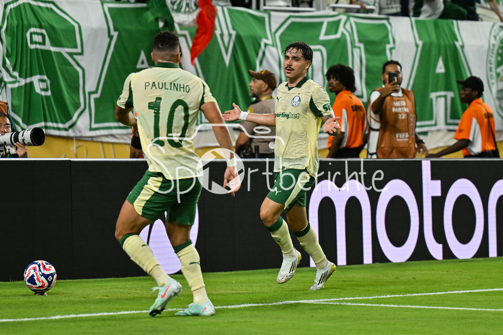 Inter Miami CF - Palmeiras Sao Paulo | Jubel der Brasilieaner nach dem Treffer zum 2-2 Ausgleich durch MAURICIO (Palmeiras 18) / Tor / Torschuetze / Freude / Happy / FIFA Club World Cup: Inter Miami CF - Palmeiras Sao Paulo, Hard Rock Stadium am 23.06.2025 / NOT FOR SALE IN USA