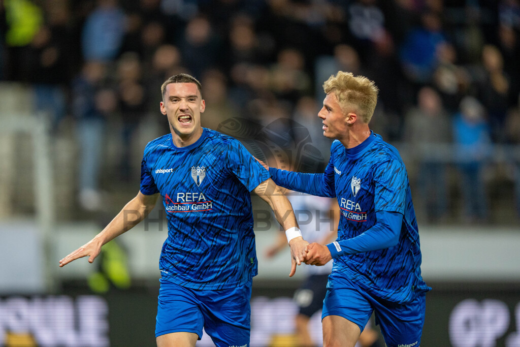 SV Stuttgarter Kickers vs. SGV Freiberg, Fussball, WFV-Pokal, Viertelfinale, 17.03.2026 | Gal Grobelnik (SGV Freiberg, #29) jubelt nach seinem Treffer durch Elfmeter zum 0:1 mit Julian Kudala (SGV Freiberg, #35),SV Stuttgarter Kickers vs. SGV Freiberg, Fussball, WFV-Pokal, Viertelfinale, 17.03.2026Foto: photosbyphips/Philip Ziegler