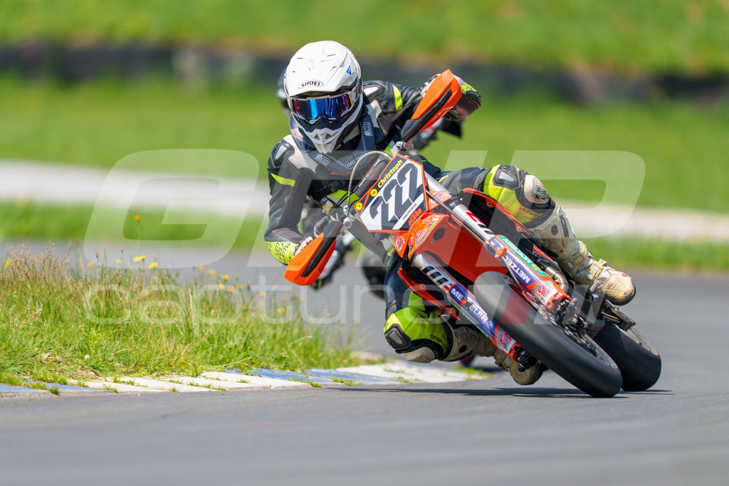 G-Cup + Supermoto Staatsmeisterschaft + Hungarian Supermoto Championship | GRIPcapture steht für authentische Sportfotografie in Österreich – für Momente, die mehr sind als Geschwindigkeit oder Ergebnis. Es geht um Emotion, Spannung, Fokus und den Augenblick, der oft nur einen Wimpernschlag dauert.Ob Motorsport, Teamsport oder 