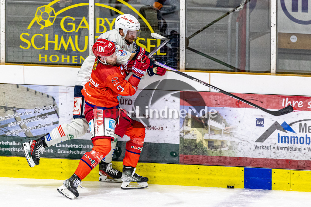 EC Peiting vs Heilbronner Falken | Eishockey Oberliga Süd 2023/2024, EC Peiting vs Heilbronner Falken,
Check von Brett OUDERKIRK (ECP 9),
2023-10-06 in Peiting (Eisstadion)
9 Brett OUDERKIRK (ECP 9), 7 Jan PAVLU (HNF 7)
Copyright: WolfgangxLindner foto-lindner.de