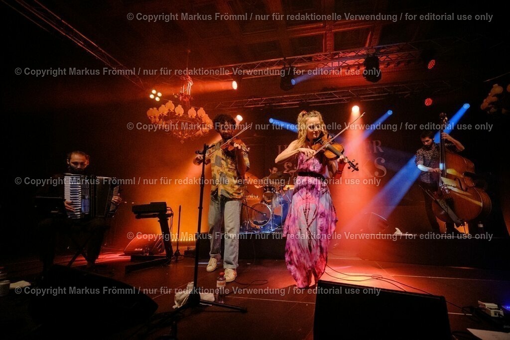 20230728-helen-maier-and-the-folks-002 | Helen Maier &amp; The Folks am Luzern Live Festival. Am Freitag 28. Juli 2023 im Hotel Schweizerhof in Luzern. Helen Maier — Violine / Alexander Graf — Violine, Bratsche / Andreas Gut — Akkordeon / Theo Känzig — Gitarre / Jonas Künzli — Kontrabass / Adrian Böckli — Schlagzeug, Percussion. Foto: Markus Frömml