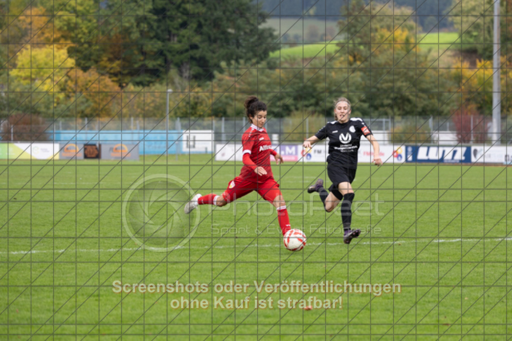 20251012_144110_1251 | #,1.FC Donzdorf (schwarz) vs. VfB Stuttgart II (rot), Fussball, Frauen-Verbandsliga Württemberg, 05. Spieltag, Saison 2025/2026, Rasenplatz Lautertal Stadion, Süßener Straße 16, 73072 Donzdorf, 12.10.2025 - 13:00 Uhr,Foto: PhotoPeet-Sportfotografie/Peter Harich