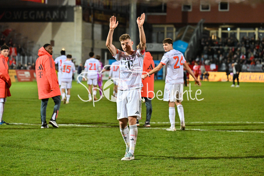 FC Würzburger Kickers - FC Bayern Amateure | wÜRZBURG, DEUTSCHLAND - 10. APRIL: die Spieler der Amateure bedanken sich bei den Fans nach dem Match zwischen dem FC Würzburger Kickers und den Amateuren des FC Bayern München am 28. Spieltag der Regionalliga Bayern in der AKON Arena  / David HEINDL (FC Bayern München II 4)