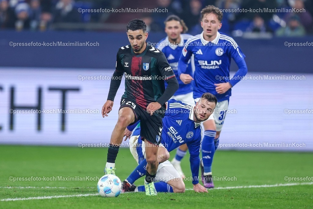 S0401022501061 | 01.02.2025, Fußball, FC Schalke 04 - 1. FC Magdeburg, 2.. Fußball Bundesliga, 20. Spieltag, Veltins-Arena Gelsenkirchen, Saison 2024 2025: Livan Burcu (1.FC Magdeburg #29) behauptet soichgegen die Schalker AbwehrDFB regulations prohibit any use of photographs as image sequences and or quasi-video.