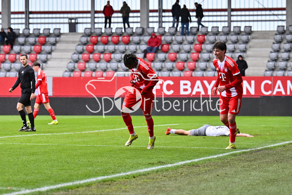 FC Bayern München - Berliner Athletik Klub | MUNICH, GERMANY - 21. FEBRUARY: Jubel der kleinen Bayern nach dem Treffer zum 5-1 durch Wisdom MIKE (FC Bayern München U19 11) / Tor / Torschuetze / Freude / Happy / während dem Spiel zwischen der U19 des FC Bayern München und der U19 des Berliner Athletik Klubs am 3. Spieltag der DFB-U19 Nachwuchsliga am FC Bayern Campus