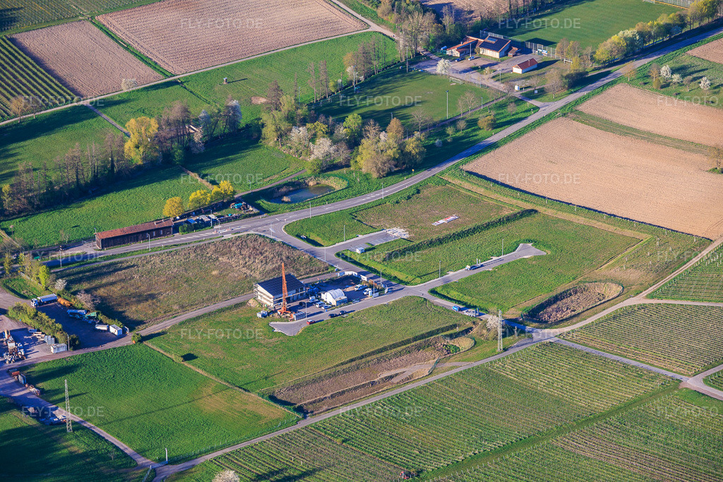 Luftbild: Gewerbegebiet Am Lokschuppen mit Neubaustelle von Tobias Hübenthal Kfz-Werkstatt in Klingenmünster im Bundesland Rheinland-Pfalz in Deutschland.Foto: IMG_154602.jpg vom 07.04.2026 durch Werner Riehm/FLY-FOTO.deAuflösung des Originals: 6000 x 4000 px