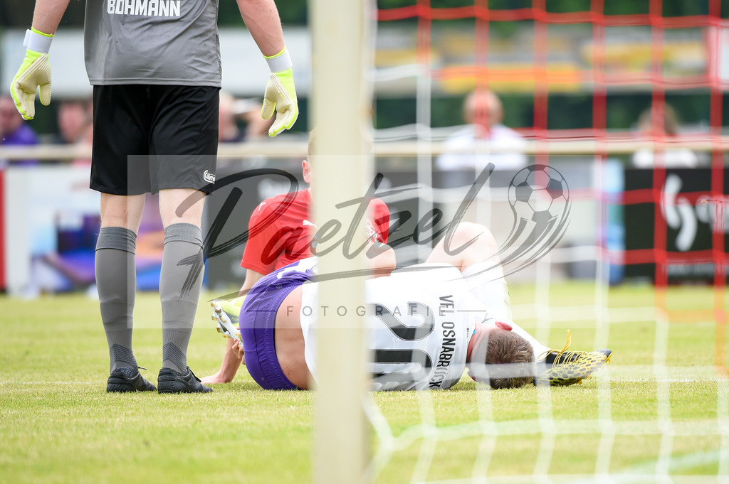 BSBOSN_20210626_0062 | Fussball, Herren: Marc Heider (VfL Osnabrueck) verletzt am Boden beim Testspiel zwischen TuS Bersenbrueck und VfL Osnabrueck im Hasestadion am 26.06.2021 in Bersenbrueck, Deutschland. - Realisiert mit Pictrs.com
