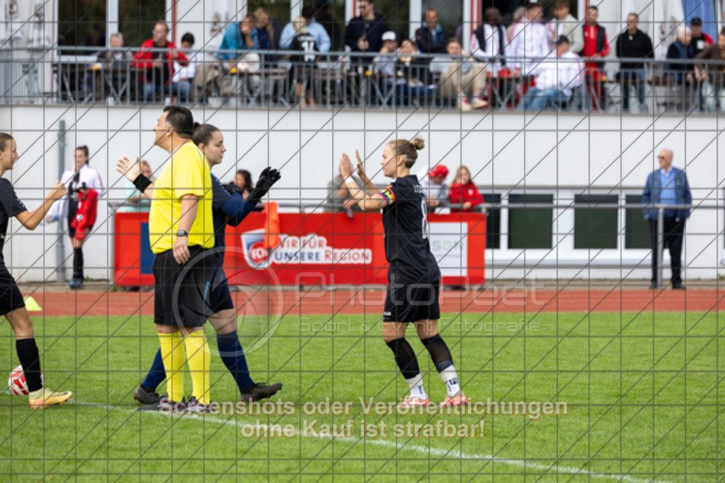 20250928_130301_0037 | #,1.FC Donzdorf (schwarz) vs. TV Derendingen (rot), Fussball, Frauen-Verbandsliga Württemberg, 03. Spieltag, Saison 2025/2026, Rasenplatz Lautertal Stadion, Süßener Straße 16, 73072 Donzdorf, 28.09.2025 - 13:00 Uhr,Foto: PhotoPeet-Sportfotografie/Peter Harich