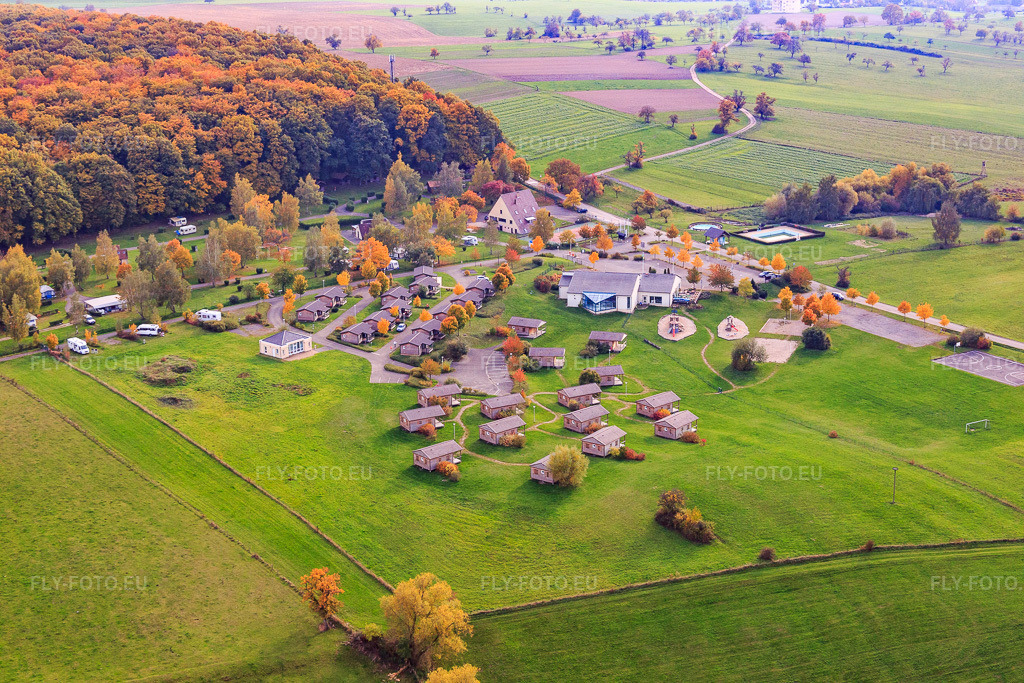 Vue aérienne: Camping SEASONOVA Les Vosges du Nord - Oberbronn à Oberbronn dans le département Bas Rhin, France.Photo: IMG_084783.jpg prise le 24/10/2015 par Werner Riehm/FLY-FOTO.euRésolution de l'original: 5472 x 3648 pxLes Vosges du Nord - Seasonova | Campings Normandie, Bretagne, Pays de La Loire et Alsace