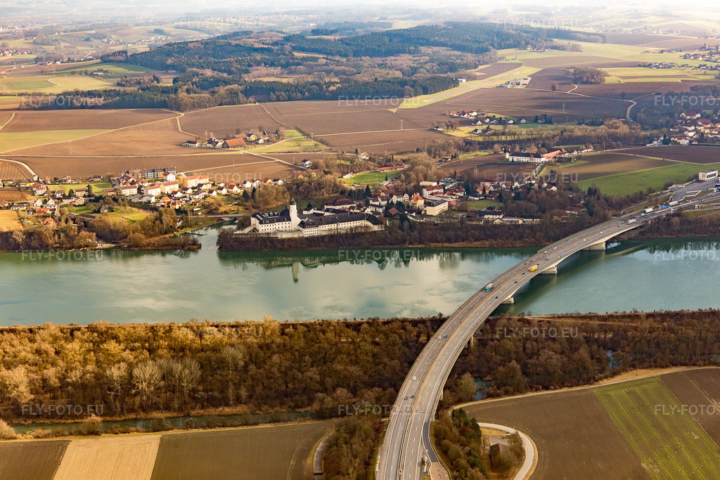 Vue aérienne: Prison Innautobahnbrücke à Suben dans le département Haute-Autriche, L'Autriche – .Photo: IMG_096062.jpg prise le 29/12/2016 par Werner Riehm/FLY-FOTO.eu – Résolution de l'original: 5472 x 3648 px