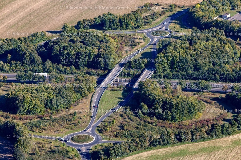 Lufbilder Jülich-5883 | Streckenführung und Fahrspuren im Verlauf der Autobahn- Brücke der BAB A" 44 /B56 " an der Straße A44 in Jülich im Bundesland Nordrhein-Westfalen, Deutschland - Realisiert mit Pictrs.com