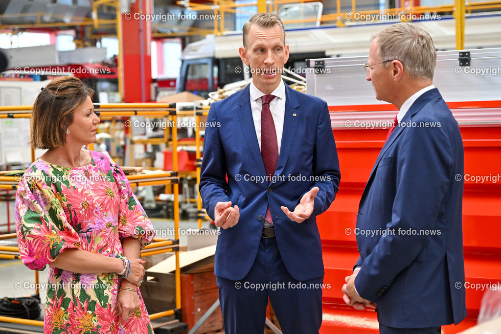 Rosenbauer International AG_ Betriebsbesichtigung_ 19.07.2023-6 | 19.07.2023, Leonding, AUT, Rosenbauer International AG, Betriebsrundgang, Betriebsbesichtigung, im Bild Monika Sandberger (Zukunft.Lehre. Oesterreich), LH Thomas Stelzer (VP), Sebastian Wolf (CEO Rosenbauer International AG)