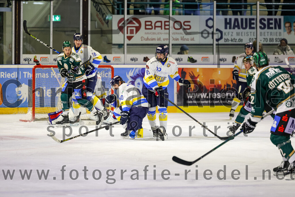 2025-12-05_098_TSV_Erding_gegen_Stuttgart_Rebels | Erding, Deutschland, 05.12.2025:Eishockey, Oberliga Süd 2025 / 2026, 23. Spieltag, TSV Erding gegen Stuttgart Rebels, Endergebnis: 5:6Maximilian Forster (Erding Gladiators, #81), Fabian Renner (Stuttgart Rebels, #18), Calvin Fischer (Stuttgart Rebels, #10), Moritz Köttstorfer (Erding Gladiators, #82)Foto: Christian Riedel / fotografie-riedel.net
