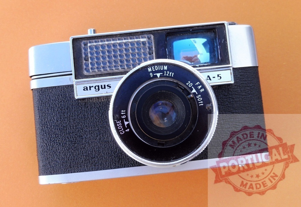 Argus A-5 vintage film camera on orange background | Argus A-5 35mm film camera capturing retro photography nostalgia - Realisiert mit Pictrs.com