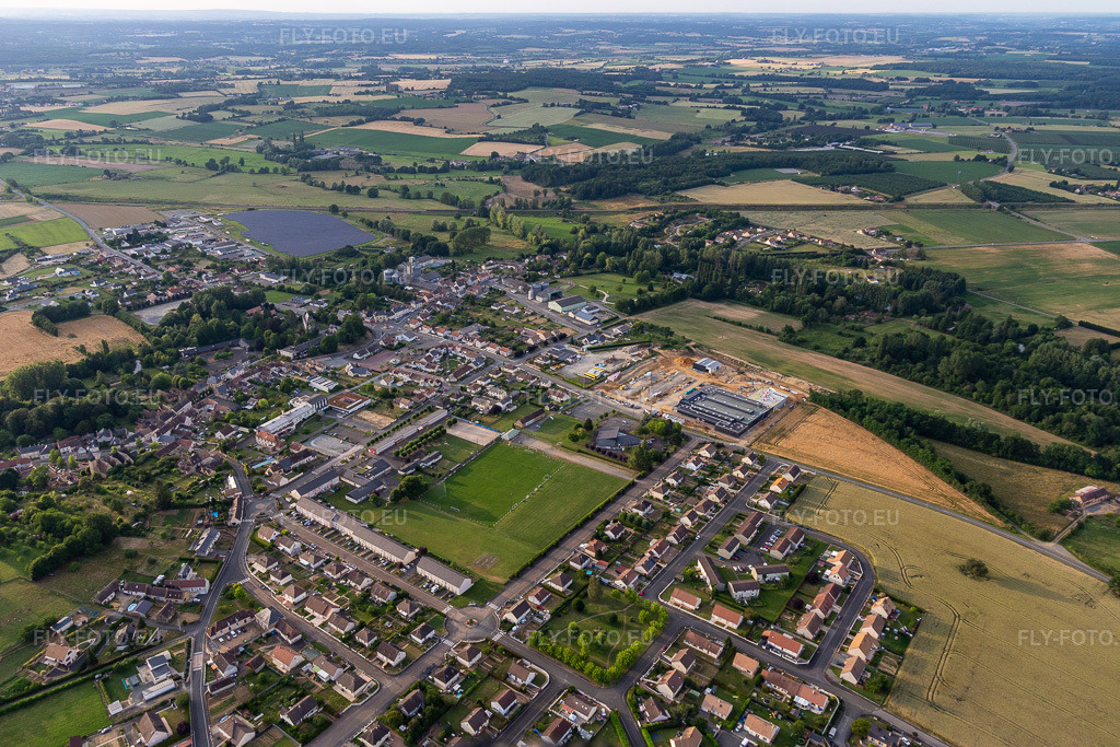 Vue aérienne: Vue de la ville à Thorigné-sur-Dué dans le département Sarthe, France – .Photo: IMG_132446.jpg prise le 14/06/2022 par Werner Riehm/FLY-FOTO.eu – Résolution de l'original: 5141 x 3427 px