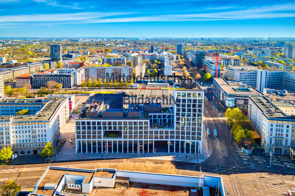 Magdeburg SWM Verwaltung Blauer Bock Karstadt Breiter Weg-0045 | Ein neues Herz für die Mitte von Magdeburg – das ist der neue Blaue Bock, der seit 2021 als Verwaltungsgebäude der Städtischen Werke Magdeburg GmbH &amp; Co. KG etwa 350 Mitarbeiterinnen und Mitarbeitern moderne Arbeitsplätze bietet. Mit dem Neubau wurde ein baulich schwieriges Kapitel in der Innenstadt geschlossen. Mit grüner Fernwärme beheizt und gekühlt machen die SWM Magdeburg in ihrem eigenen Gebäude die Energiewende erlebbar. Im Kundencenter, das gemeinsam mit der MDCC Magdeburg-City-Com GmbH betrieben wird, wird der Service für die Kundinnen und Kunden großgeschrieben. - Realisiert mit Pictrs.com