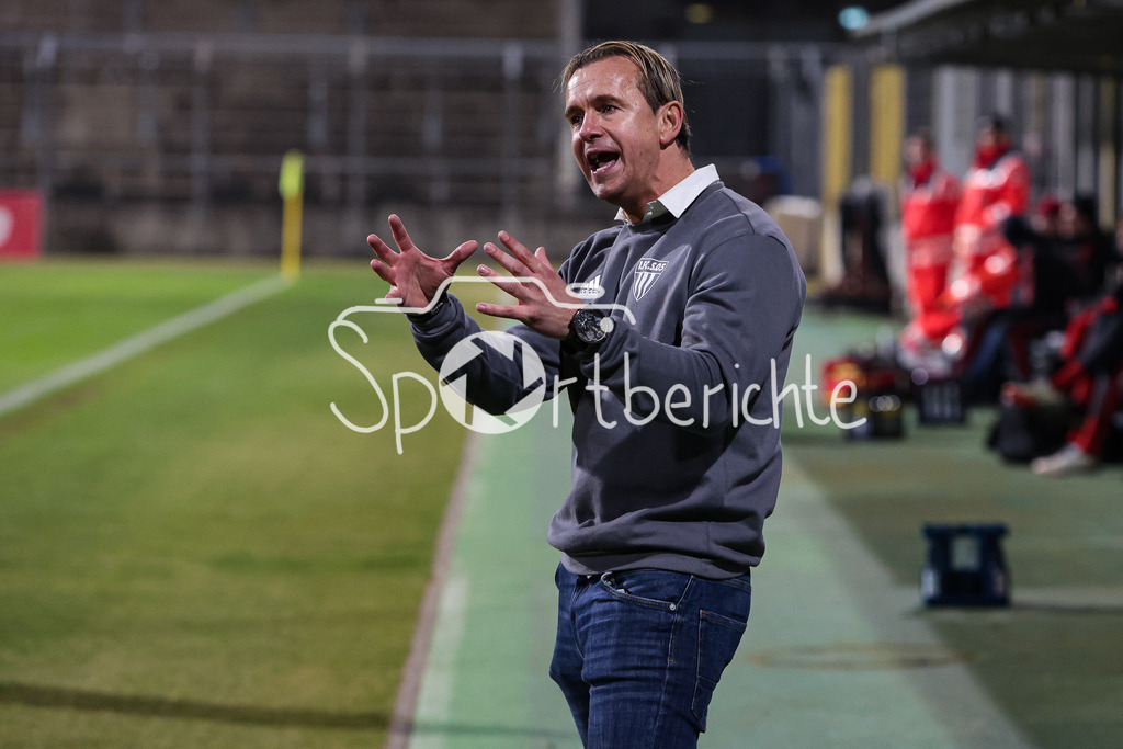 FC Bayern Amateure - 1. FC Schweinfurt | Schweinfurt Trainer Marc REITMAIER in Aktion