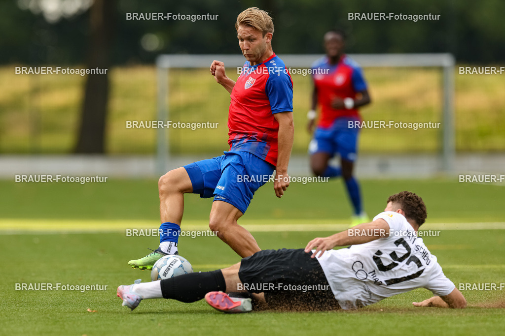 1_KFCWAT_20250723_0233.JPG -  - KFC Uerdingen - SG Wattenscheid 09 - Testspiel | Krefeld, Deutschland, 23.07.25: Alexander Lipinski (KFC Uerdingen) und Albin Thaqi (SG Wattenscheid 09) im Kampf um den Ball waehrend des Testspiel Spiels zwischen KFC Uerdingen - SG Wattenscheid 09 in der Covestro Sportpark am 23. July 2025 in Krefeld, Deutschland. (Foto von Stefan Brauer/Brauer-Fotoagentur)