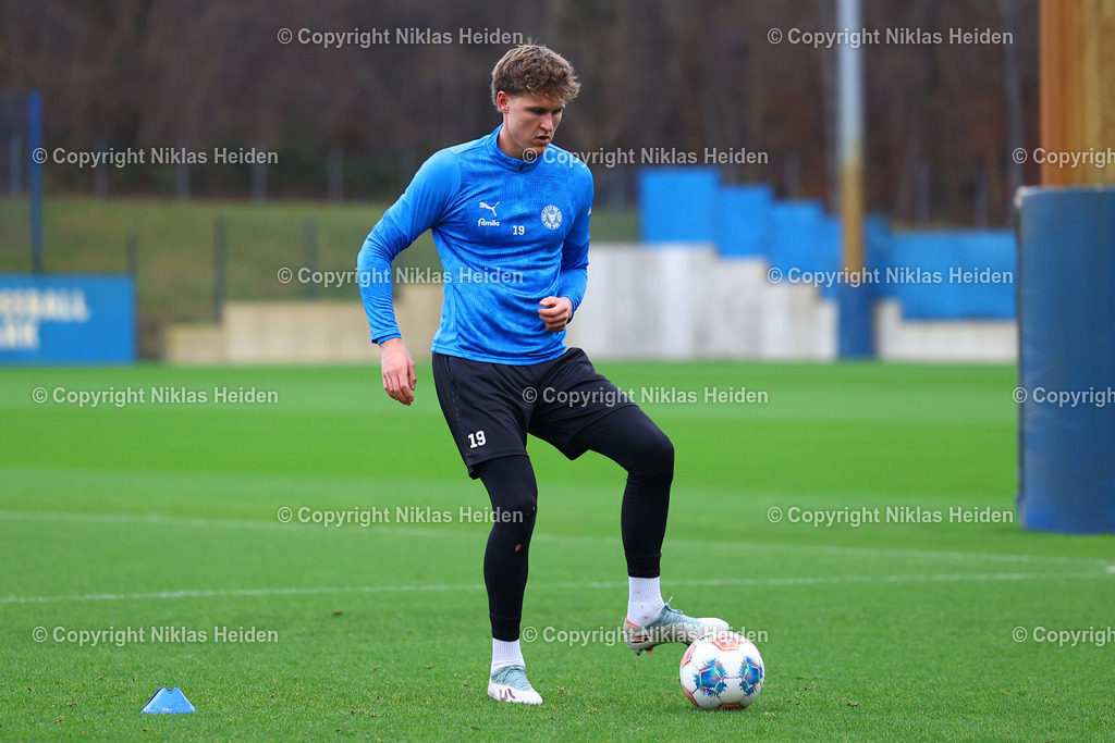 NH_HolsteinKiel_Training_10122025 | #19 Phil Harres (Holstein Kiel)Fußball I Herren I Training I Saison 2025-2026 I Holstein Kiel I 10.12.2025 I Citti-Fußballpark