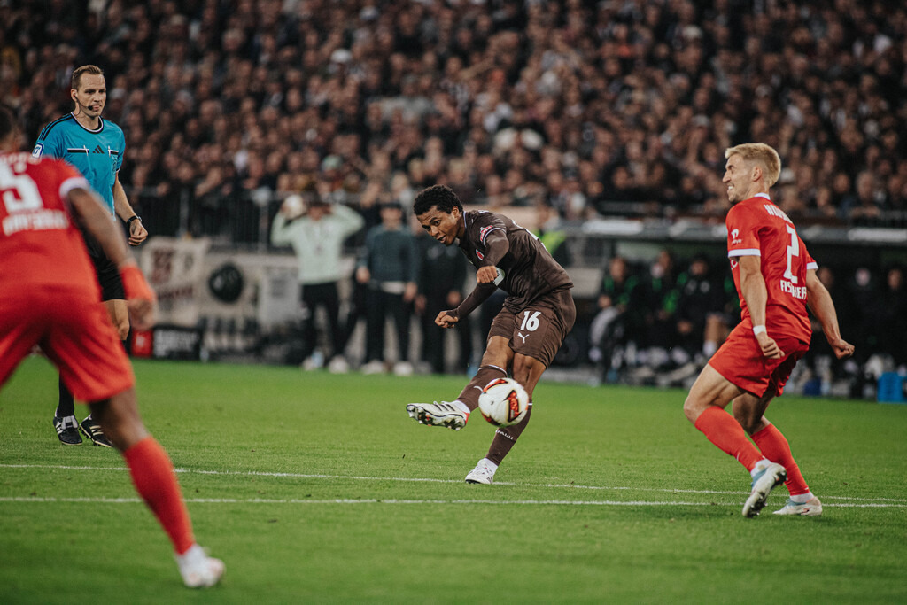 FCSP_YD-6342 | Der offizielle Shop für FC St. Pauli Fotos. Wähle aus Spielszenen & Fanmomenten dein FCSP Wunschformat. Wir liefern Millerntor-Atmosphäre.