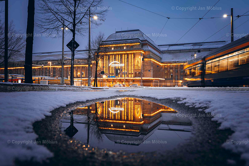 Leipziger Hauptbahnhof | Der Leipziger Hauptbahnhof ist nicht nur ein Verkehrsknotenpunkt, sondern auch architektonisch und stadtgeschichtlich ein echtes Highlight. Sein Vorplatz ist Drehscheibe für Menschen, Linien, City-Flair und Shopping – ein Ort voller Dynamik mitten im Herzen der Stadt.  - Realisiert mit Pictrs.com