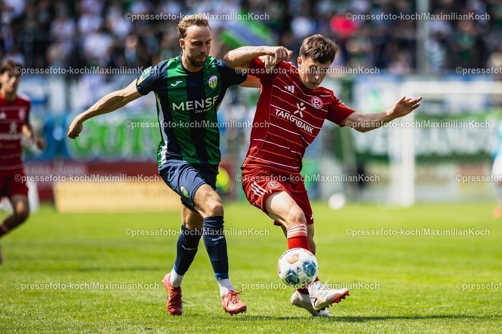 xkwix09082501018 | 09.08.2025, xkwix, Fußball, Regionalliga West, FC Gütersloh - Fortuna Düsseldorf 2, Ohlendorf Stadion im Heidewald: Maksym Len (Fortuna Düsseldorf II #21)im Zweikampf gegen Julius Langfeld ( FC Gütersloh #10 )