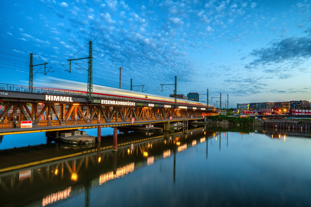 10250903 - Blaue Stunde an der Oberhafenbrücke | Stimmungsvolle Aufnahme von der Oberhafenbrücke in der HafenCity.