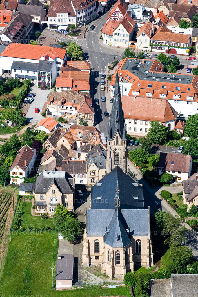 Luftbild: Kirchengebäude in Maikammer in Edenkoben im Bundesland Rheinland-Pfalz in Deutschland. Foto: IMG_2186.jpg vom 03.06.2006 durch Werner Riehm/FLY-FOTO.de