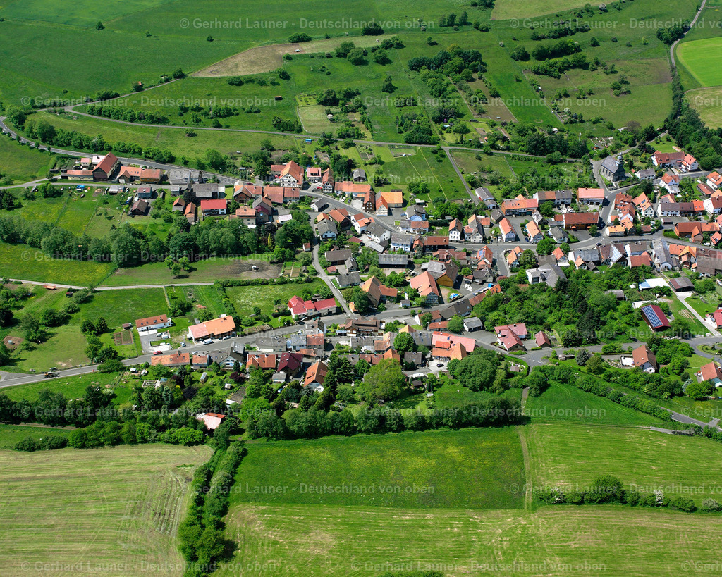 2614060 | HELPERSHAIN 09.06.2006 Landwirtschaftliche Nutzflächen und Feldgrenzen  umsäumen das Siedlungsgebiet des Dorfes in Helpershain im Bundesland Hessen, Deutschland // Agricultural land and field boundaries surround the settlement area of the village  in Helpershain in the state Hesse, Germany Foto: Gerhard Launer