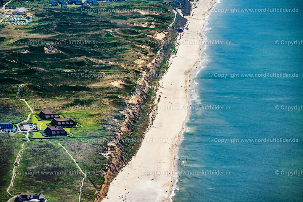 Sylt_Kampen_Rotes_Kliff_Gegenlicht_ELS_5452130625 | KAMPEN (SYLT) 13.08.2025 Küsten- Landschaft an der Steilküste Rotes Kliff mit dem Hotel Rungholt in Kampen (Sylt) im Bundesland Schleswig-Holstein, Deutschland. // Coastal landscape on the steep coast of Rotes Kliff with the Hotel Rungholt in Kampen (Sylt) in the state Schleswig-Holstein, Germany. Foto: Martin Elsen