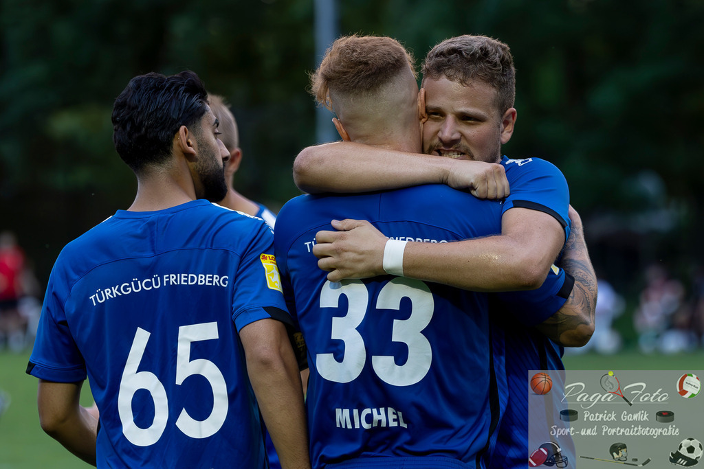Hessenliga: Türk Gücü Friedberg - FC Eddersheim, 09.08.2024 | Toni Reljic (Türk Gücü Friedberg #44) umarmt Noah Michel (Türk Gücü Friedberg #33), Türk Gücü Friedberg - FC Eddersheim, Friedberg, Städtischer Sportplatz, 9.8.2024 - Realisiert mit Pictrs.com