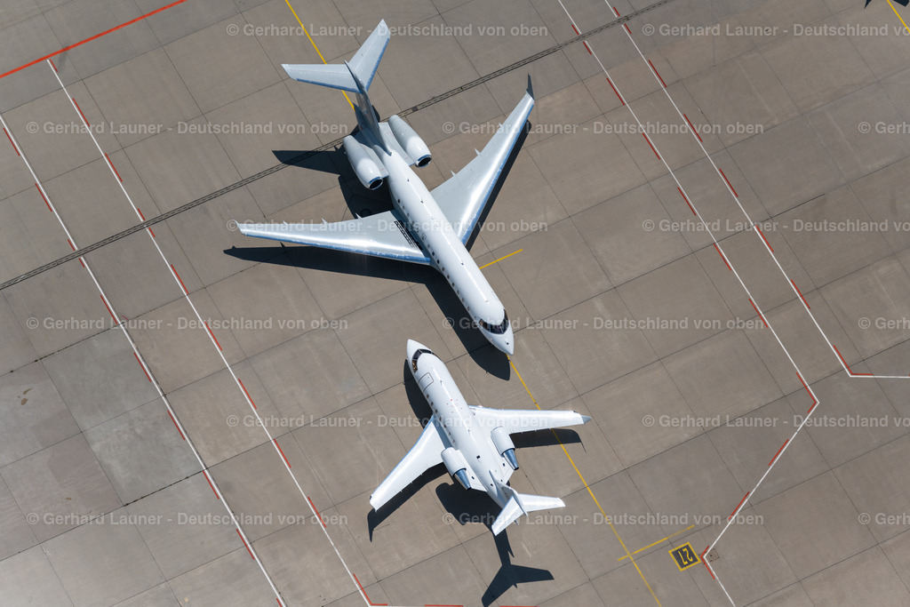 4046575 | FILDERSTADT 19.07.2021 Passagierflugzeuge auf der Parkposition - Abstellfläche auf dem Flughafen Stuttgart in Filderstadt im Bundesland Baden-Württemberg, Deutschland. Weiterführende Informationen bei: Flughafen Stuttgart GmbH. // Passenger airplanes in parking position - parking area at the airport Stuttgart in Filderstadt in the state Baden-Wuerttemberg, Germany. Further information at: Flughafen Stuttgart GmbH. Foto: Gerhard Launer