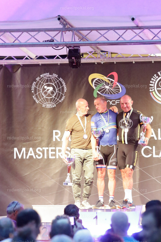 1488_20230817_Bewerb_Maenner_Muehlanger | AUT - OESTERREICH, 2023-08-16: SPORT RENNRAD-FAHREN - 55. INTERNATIONALER RADWELTPOKAL IN ST. JOHANN IN TIROL  - Vintage-Radrennen mit WM-Bronze-Medaillen-Siegerin Christina Schweinberger, den Teilnehmer und Alexander Baumann (vom Orginastions-Team) - TAG 2 BEWERB MAENNER IN SECHS GRUPPEN  ; Foto: Roland Muehlanger