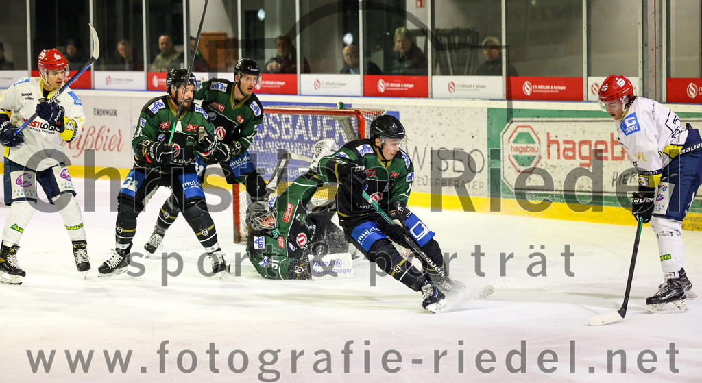 2023-01-06_088_TSV_Erding_gegen_ERV_Schweinfurt | Erding, Deutschland, 06.01.2023:
Eishockey, Bayernliga 2022 / 2023, 26. Spieltag, TSV Erding gegen ERV Schweinfurt, Endergebnis: 7:3

Rudolf Lorenz (Erding Gladiators, #91), Bastian Cramer (Erding Gladiators, #34), Torwart Christoph Schedlbauer (Erding Gladiators, #31), Sebastian Busch (Erding Gladiators, #11), Leon Hartl (ERV Schweinfurt, #55)

Foto: Christian Riedel / fotografie-riedel.net