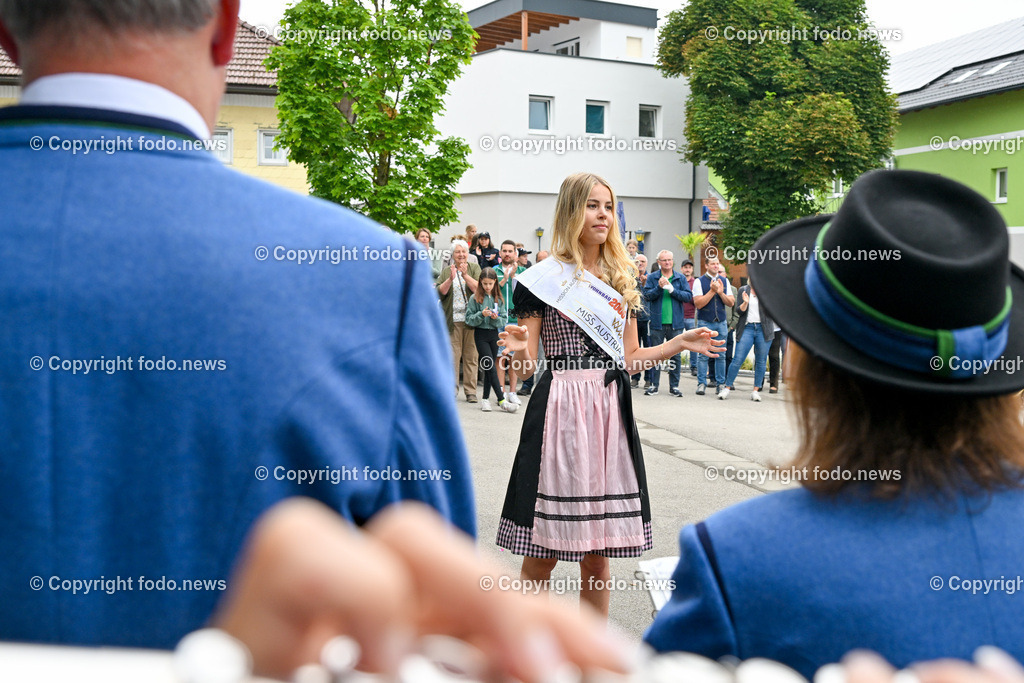 Hohenzell_ Empfang Miss Austria 2023_ Valentina Bleckenwegner_ 02.07.2023-24 | 02.07.2023, Hohenzell, AUT, Empfang Miss Austria 2023, Valentina Bleckenwegner, im Bild Valentina dirigiert die Musikkapelle Hohenzell