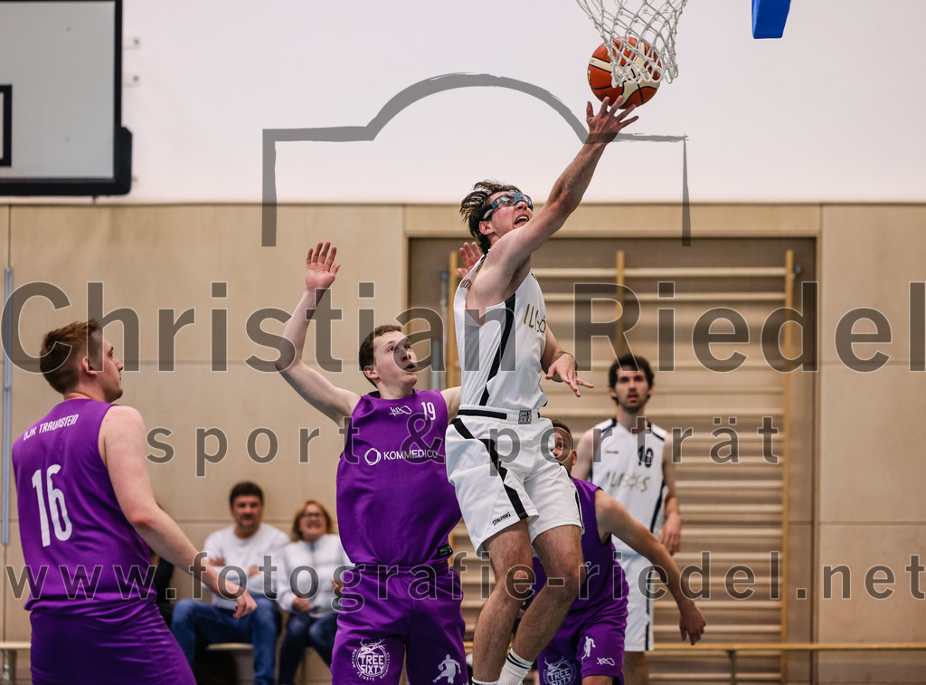2022-05-01_075_TSV_Vaterstetten_gegen_DJK_Traunstein | Vaterstetten, Deutschland, 01.05.2022:
Basketball, Aufstiegsrunde zur Bayernliga 2021 / 2022, 5. Spieltag, TSV Vaterstetten gegen DJK Traunstein, Endergebnis: 87:79

C. Joch (DJK Traunstein, #16), A. Schatz (DJK Traunstein, #19), Maximilian Rothe (TSV Vaterstetten, #6)

Foto: Christian Riedel / fotografie-riedel.net