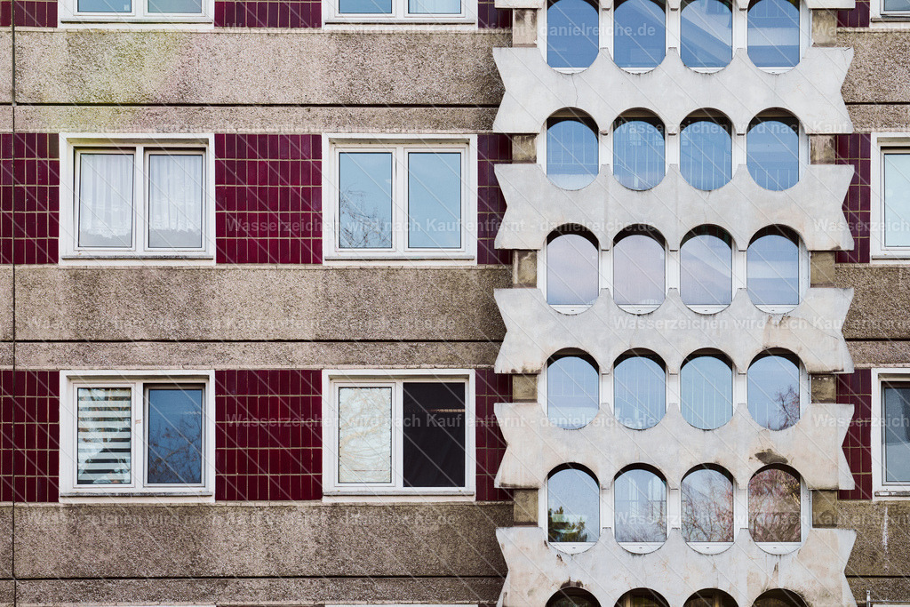 Hoyerswerda-Neustadt Fassade, Hinterhof Thomas-Müntzer-Straße, Hoyerswerda, Februar 2026 | Hoyerswerda-Neustadt Fassade, Hinterhof Thomas-Müntzer-Straße, Hoyerswerda, Februar 2026 - Realisiert mit Pictrs.com