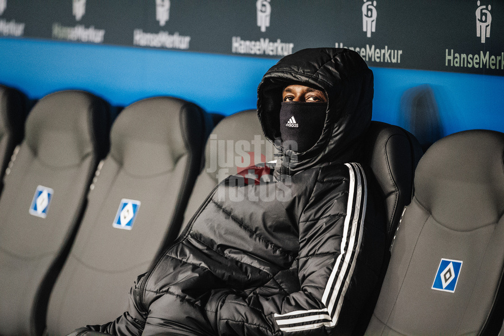 Fußball | Männer | Saison 2025/2026 | 1. Fußball-Bundesliga | 24. Spieltag | Hamburger SV vs. RB Leipzig | 01.03.2026 | Jean-Luc Dompe (#7, HSV) auf der Spielerbank vor dem Spiel