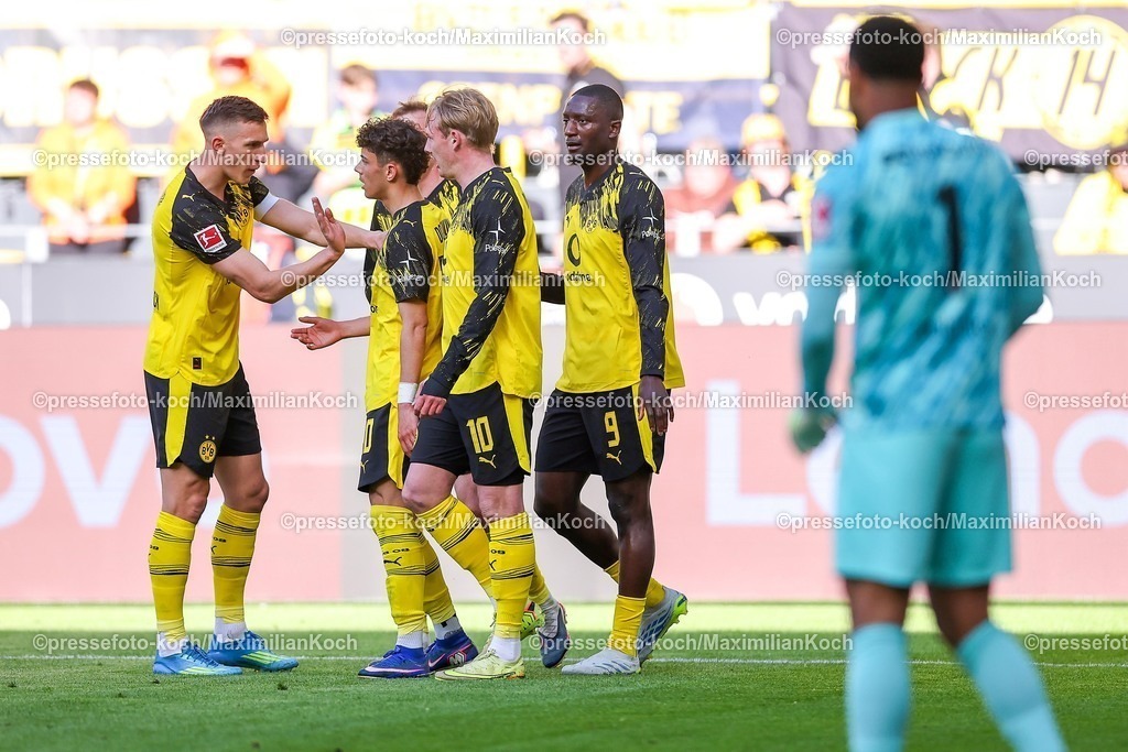 BVB26042601022 | 26.04.2026, Fußball, Borussia Dortmund - SC Freiburg, 1. Fußball Bundesliga, 31. Spieltag, Signal Iduna Park, Saison 2025 2026: Torjubel nach dem Tor zum 2:0 durch Torschütze Serhou Guirassy&nbsp;(BVB #09)  zusammen mit Nico Schlotterbeck&nbsp;(BVB #04) Samuele Inacio (BVB #40) Julian Brandt&nbsp;(BVB #10)    DFB regulations prohibit any use of photographs as image sequences and or quasi-video.