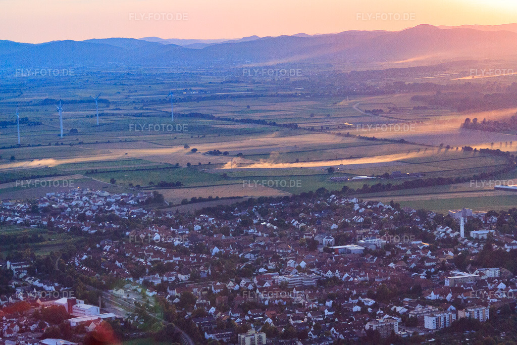 Luftbild: Sonnenuntergang über der Stadt in Kandel im Bundesland Rheinland-Pfalz in Deutschland. Foto: IMG_59152.jpg vom 04.08.2013 durch Werner Riehm/FLY-FOTO.de