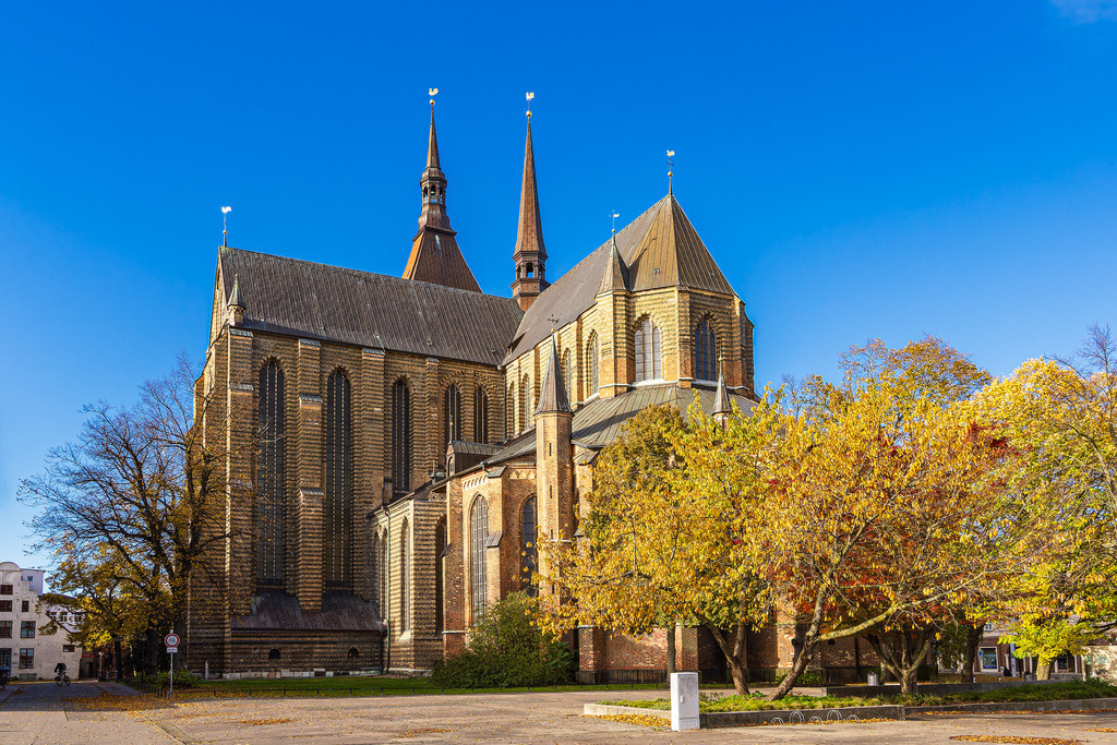 Blick auf die Marienkirche in der Hansestadt Rostock im Herbst | Blick auf die Marienkirche in der Hansestadt Rostock im Herbst.