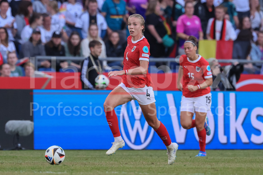 Fussball, EM-Qualifikation Frauen, Deutschland - Österreich | v.li.: Celina Degen (Österreich, 4) am Ball, Einzelbild, Ganzkörper, Aktion, Action, Spielszene