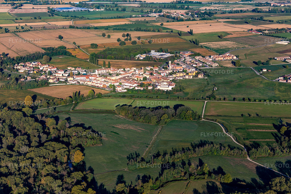 Luftbild: Ortsansicht in Comazzo im Bundesland Lodi in Italien. Foto: IMG_134533.jpg vom 19.09.2022 durch Werner Riehm/FLY-FOTO.de