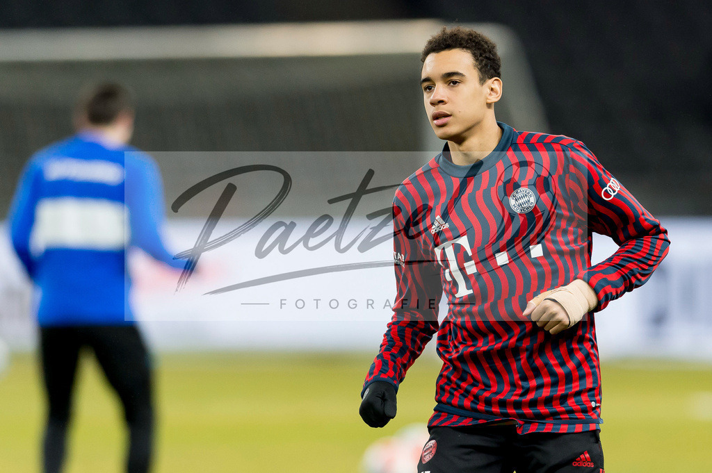 BSCFCB20220123_025 | Fussball, Herren: Jamal Musiala (FC Bayern Muenchen) schaut bei dem Spiel der 1. Bundesliga zwischen Hertha BSC und FC Bayern Muenchen im Olypiastadion am 23.01.2022 in Berlin, Deutschland.DFB / DFL REGULATIONS PROHIBIT ANY USE OF PHOTOGRAPHS AS IMAGE SEQUENCES AND/OR QUASI-VIDEO. - Realisiert mit Pictrs.com