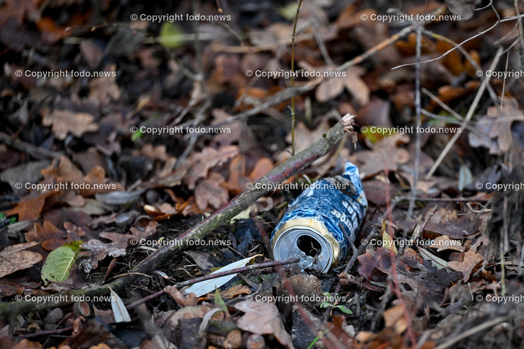 Muell_ Mist_ 11.12.2024-10 | 11.12.2024, Linz, AUT, Muell, Mist, im Bild Unachtsam weggeworfener Muell im Wald, Augebiet, Dosen, Blech, Abfall, Gift, Straeucher, Gebuesch, Weg, Pfand, Dosenpfand