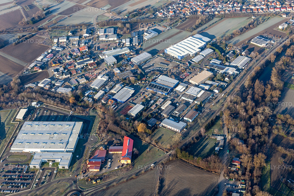 Luftbild: Industrie- und Gewerbegebiet mit Faurecia, Linde+Wiemann. in Hagenbach im Bundesland Rheinland-Pfalz in Deutschland. Foto: IMG_124022.jpg vom 11.01.2021 durch Werner Riehm/FLY-FOTO.de