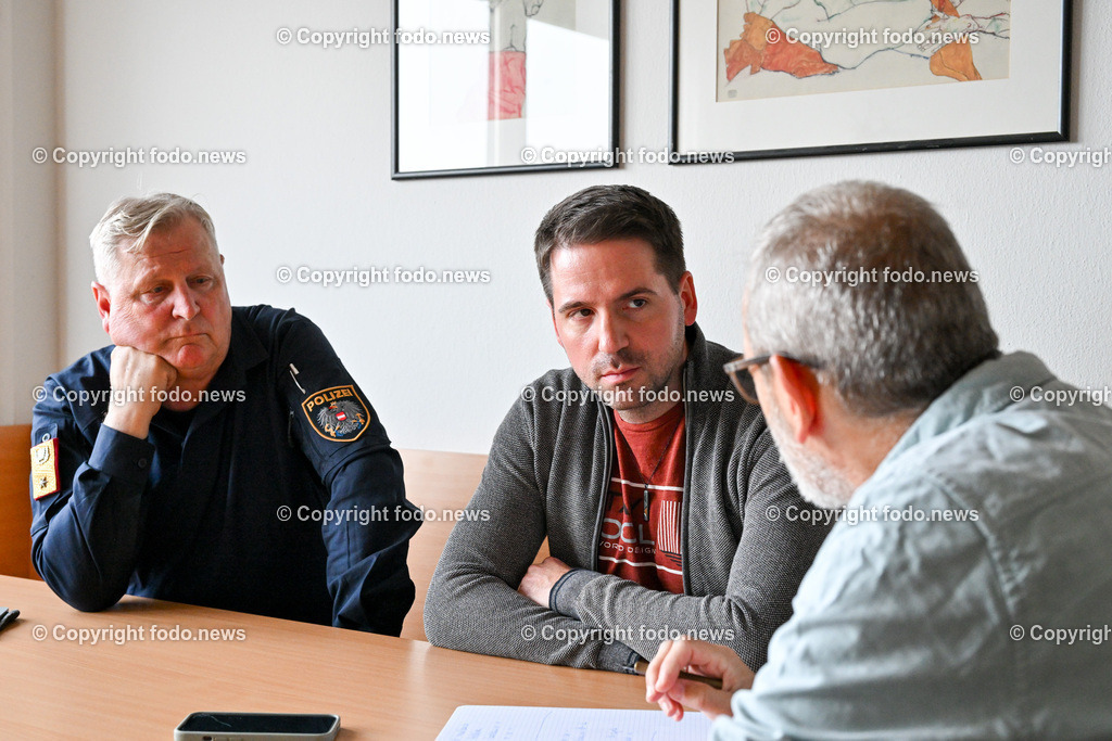 Stadtpolizeikommando Linz_ Interview_ 24.10.2023-5 | 24.10.2023, Linz, AUT, Stadtpolizeikommando Linz, im Bild Karl Pogutter (Stadtpolizeikommandant Linz), Andreas Ploeckinger (Kripo Linz), Gerald Schwab (Krone Redaktion Linz)

