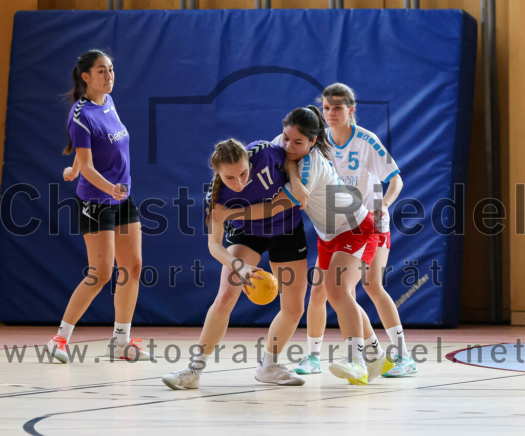 2023-03-18_086_SpVgg_Altenerding_II_gegen_HSG_Freising-Neufahrn_II | Erding, Deutschland, 18.03.2023:
Handball, Bezirksliga Frauen Altbayern 2022 / 2023, 14. Spieltag, SpVgg Altenerding II gegen HSG Freising-Neufahrn II, Endergebnis: 25:27

Michelle Gruber (SpVgg Altenerding, #7), Thea-Sophie Steinbrecher (SpVgg Altenerding, #17), Leonie Kehlenbeck (HSG Freising-Neufahrn, #21), Carla Bluhme (HSG Freising-Neufahrn, #5)

Foto: Christian Riedel / fotografie-riedel.net