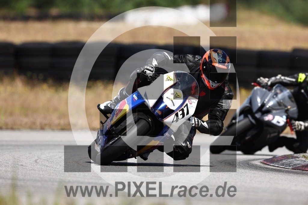 0437-20240706_02451 | Schöne Erinnerungen an spannende Momente - das festzuhalten ist unser Job. PIXELrace.de ist seit 2003 auf den Rennstrecken Europas unterwegs um die Action draußen beim Fahren und die wunderbare Stimmung imm Fahrerlager für euch einzufangen.