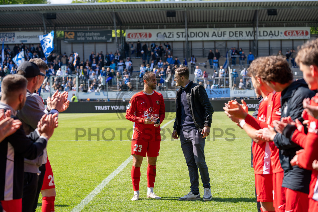 Stuttgarter Kickers vs. SG Sonnenhof Großaspach, Fussball, Regionalliga Suedwest, 34. Spieltag, 16.05.2026 | Fabian Eisele (SG Sonnenhof Großaspach, #23) bekommt die Torjägerkanonen/Torjaegerkanone überreicht/ueberreicht,Stuttgarter Kickers vs. SG Sonnenhof Großaspach, Fussball, Regionalliga Suedwest, 34. Spieltag, 16.05.2026